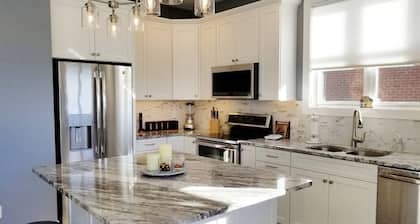 Park 402: Beautiful Condo Right Downtown