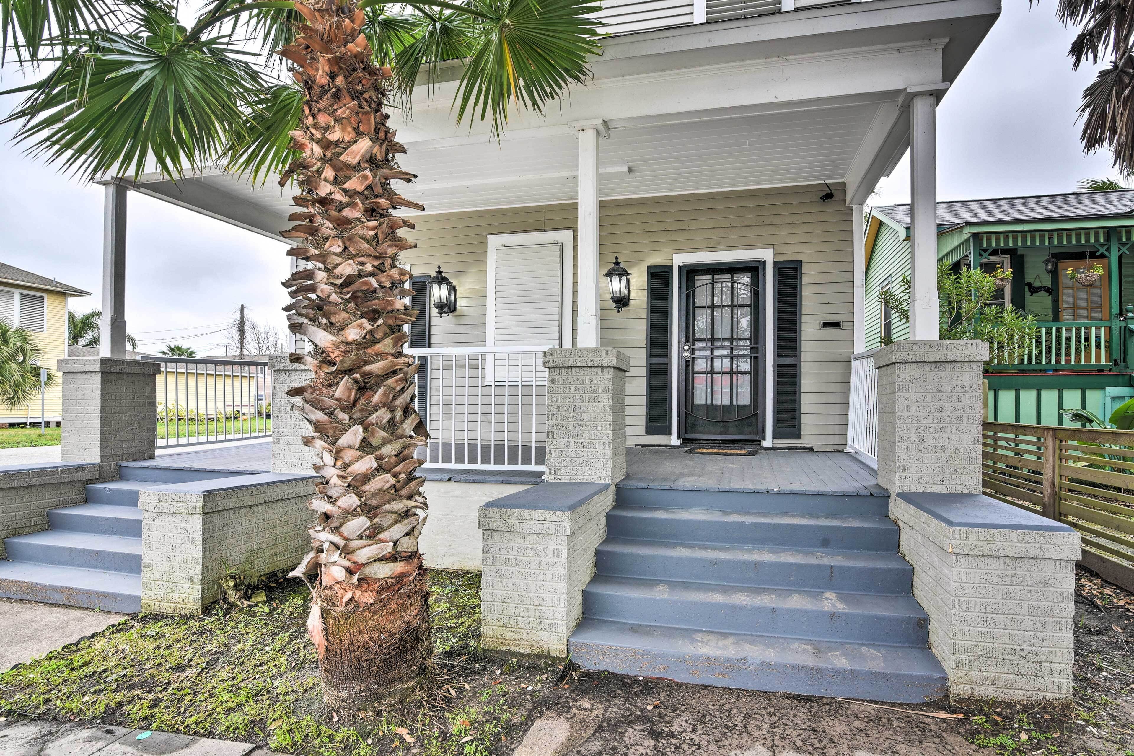 Bright Duplex Apt - Walk to Stewart Beach!