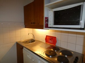 Kühlschrank, Mikrowelle, Kochgeschirr/Geschirr/Besteck
