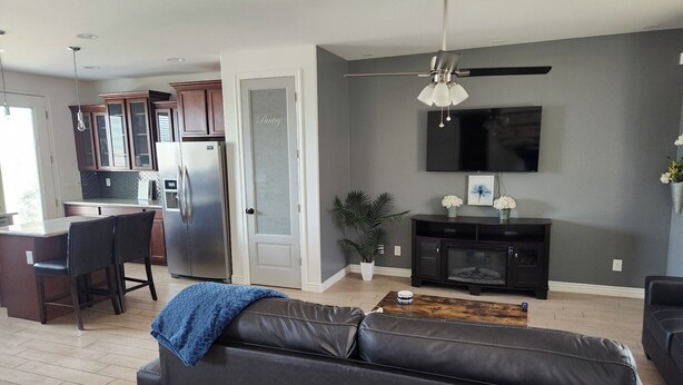 Smart TV, fireplace - Hombre Guest House in beautiful Arizona  (Queen Creek)