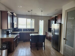 Frigorífico, microondas, horno y placa de cocina