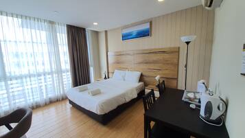 Deluxe Studio | Meja, langsir/tirai gelap terus, kalis bunyi, seterika/papan seterika