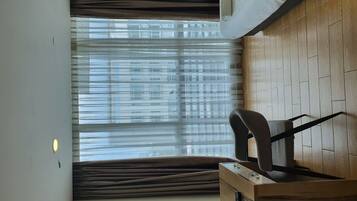 Deluxe Studio | Meja, langsir/tirai gelap terus, kalis bunyi, seterika/papan seterika