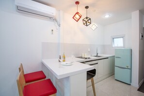 Room (F-01, F-02) | Private kitchenette | Fridge, microwave, stovetop, electric kettle - Geoje Star Marine Pool Villa Pension - F (Geoje)