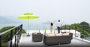 Terrace/patio - Geoje Star Marine Pool Villa Pension - F (Geoje)