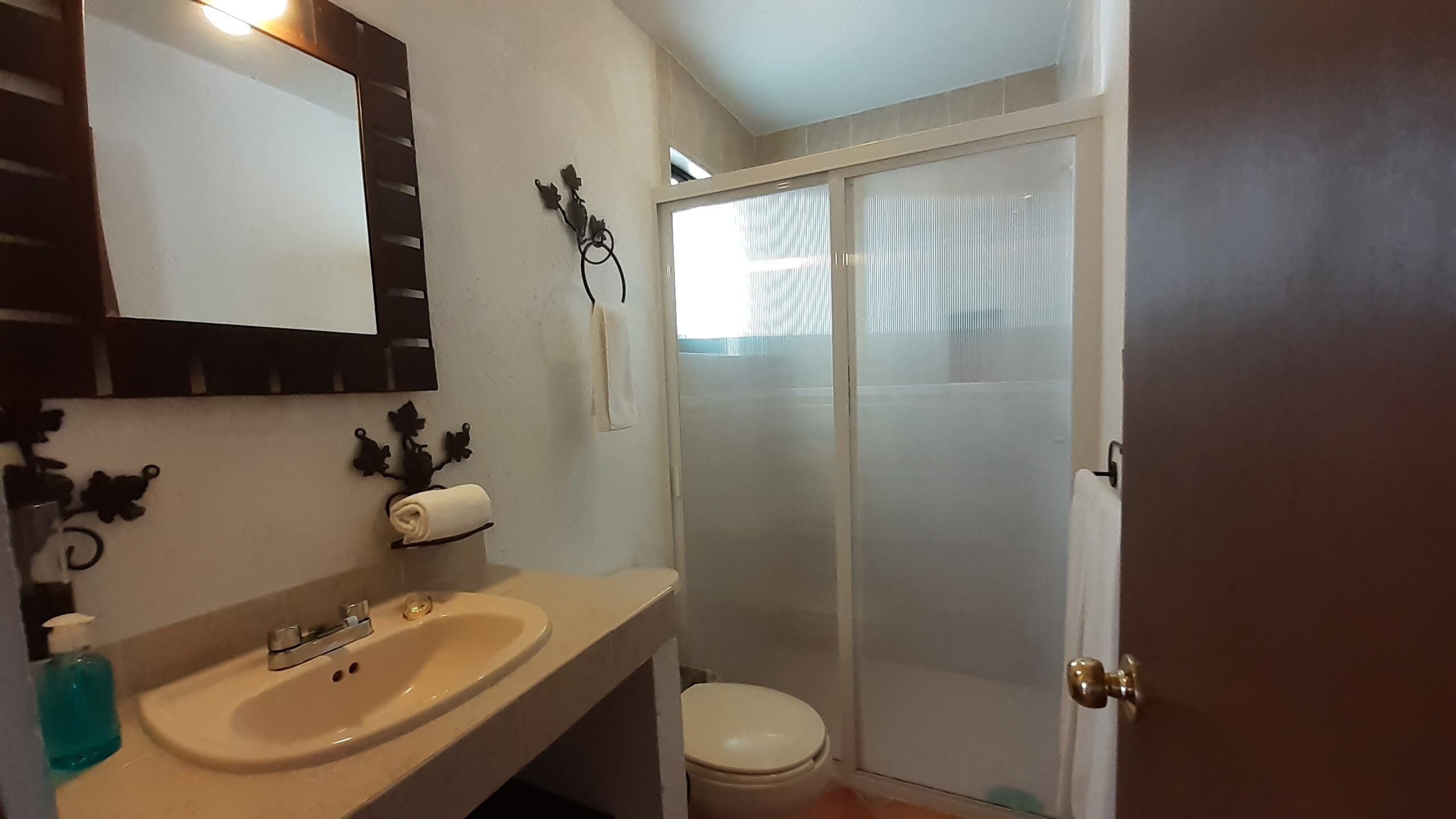 Chambre Familiale | Salle de bain | Articles de toilette de luxe, serviettes fournies, savon, shampoing