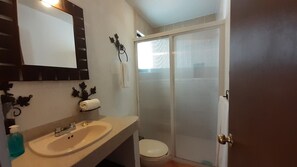Chambre Familiale | Salle de bain | Articles de toilette de luxe, serviettes fournies, savon, shampoing