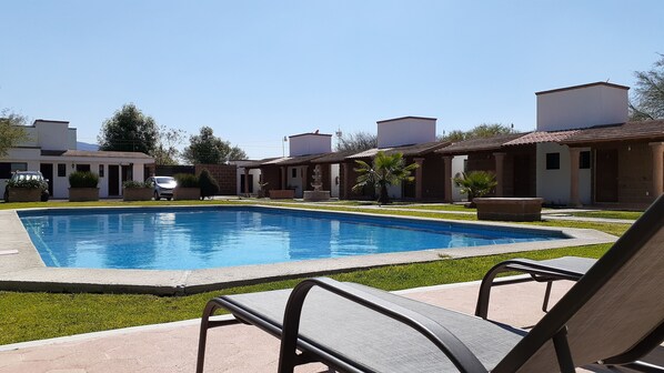 Außenpool, geöffnet von 09:00 Uhr bis 11:00 Uhr, Sonnenschirme