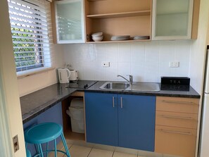 Refrigerador con congelador, microondas y cafetera y tetera 