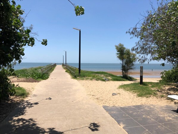 Playa en los alrededores y playa de arena blanca 