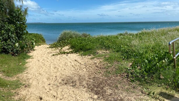 A sandy path leading to a beach with a clear view of the ocean. - Hervey Bay Motel (Urangan)