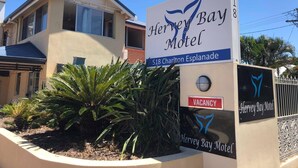 A sign for the Hervey Bay Motel with a vacancy notice. - Hervey Bay Motel (Urangan)