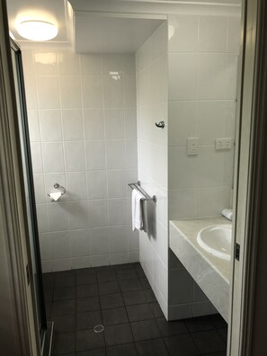 Bathroom - Hervey Bay Motel (Urangan)