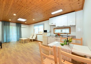 Room 102 | Private kitchenette | Full-sized fridge, microwave, stovetop, electric kettle - Happiness River Pension (Gapyeong)