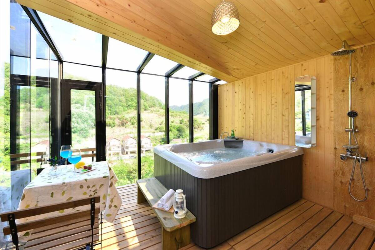 Room 201 | Jetted tub
