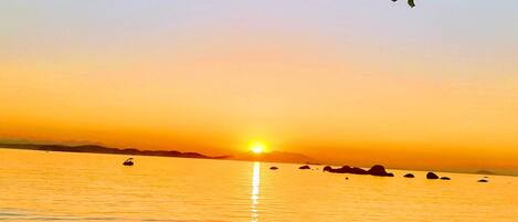 På stranden och solstolar