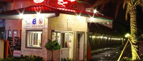 施設の正面 (日没後)