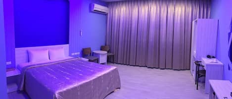 Cortinas blackout, wifi gratis y ropa de cama