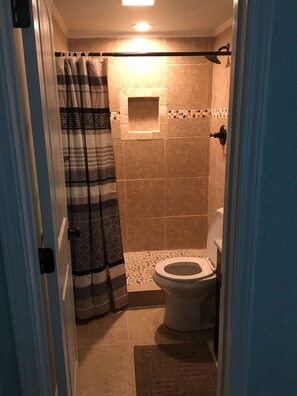 Toallas, jabón, papel de baño 
