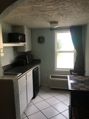 Refrigerador, microondas, cafetera y tetera y tostadora 