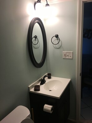 Toallas, jabón, papel de baño 