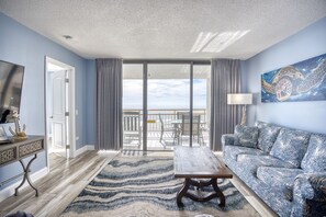 TV connectée, cheminée, livres