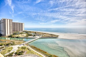 Plage, chaises longues, serviettes de plage