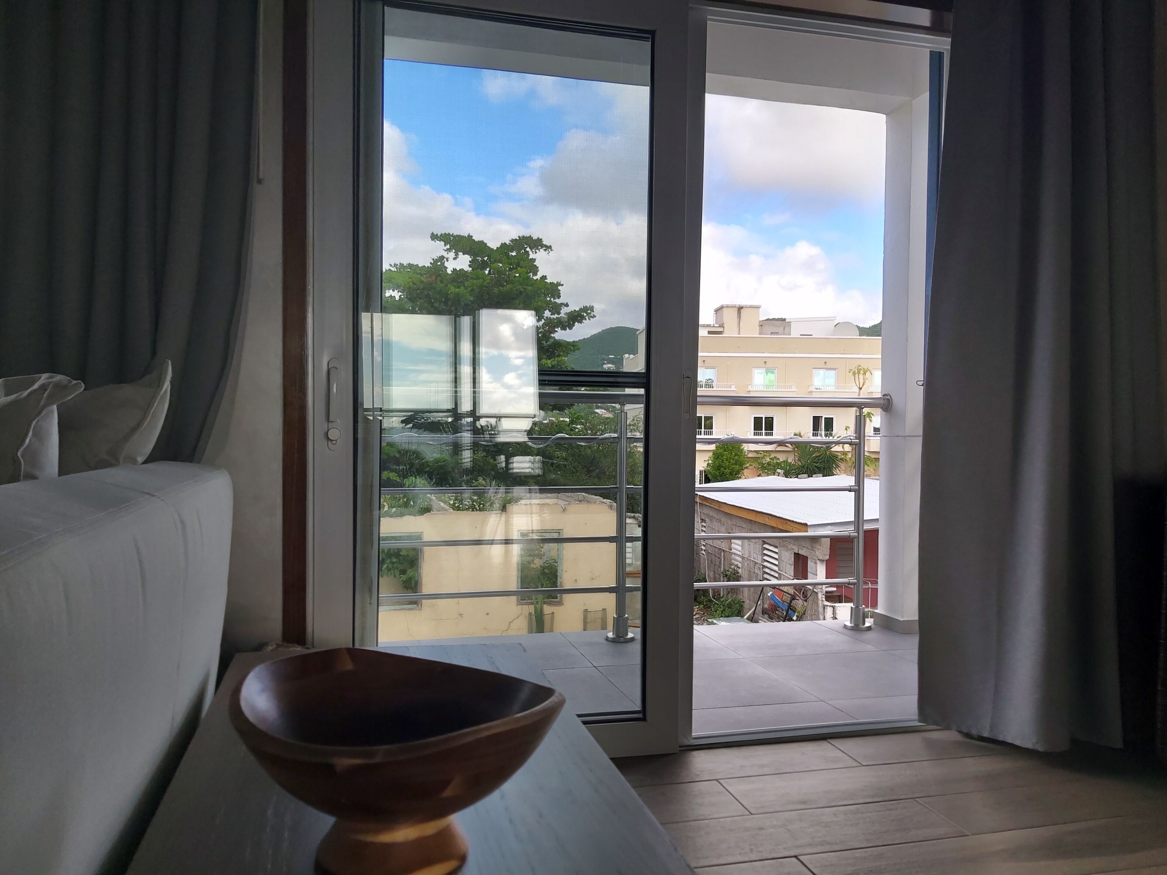 Une pièce dotée d’une porte-fenêtre coulissante donnant sur un balcon.