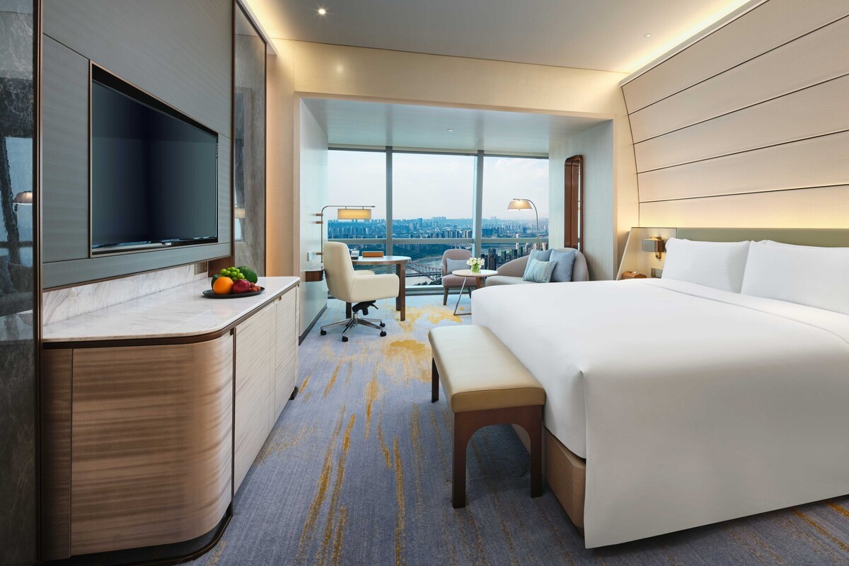 Down comforters, minibar, in-room safe, desk