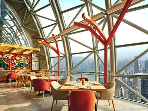 2 restoran; sarapan, makan tengah hari dan makan malam dihidangkan