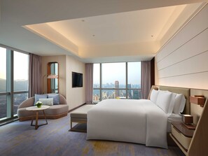 Habitación, vistas al río (InterContinental) | Edredones de plumas, minibar, caja fuerte y decoración individual
