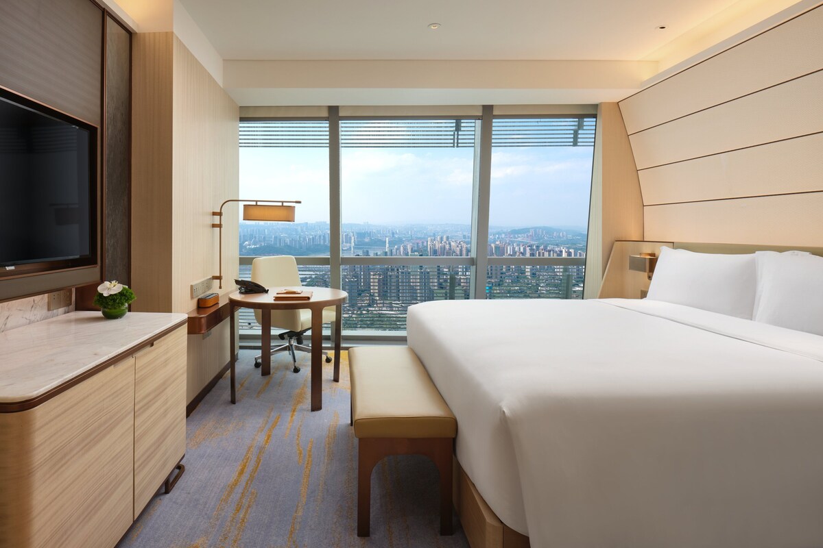 Down comforters, minibar, in-room safe, desk