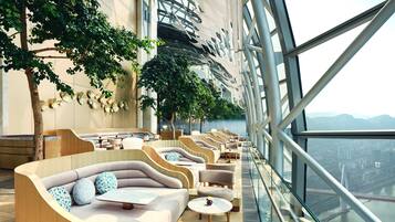 2 bars/lounges, gastropub