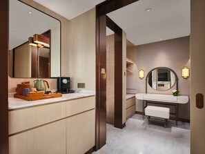 A modern bathroom with a large mirror, a sink, and a bench. - InterContinental Chongqing Raffles City by IHG (Chongqing)