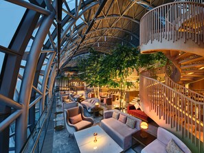 2 間酒吧/�酒廊、美食酒吧