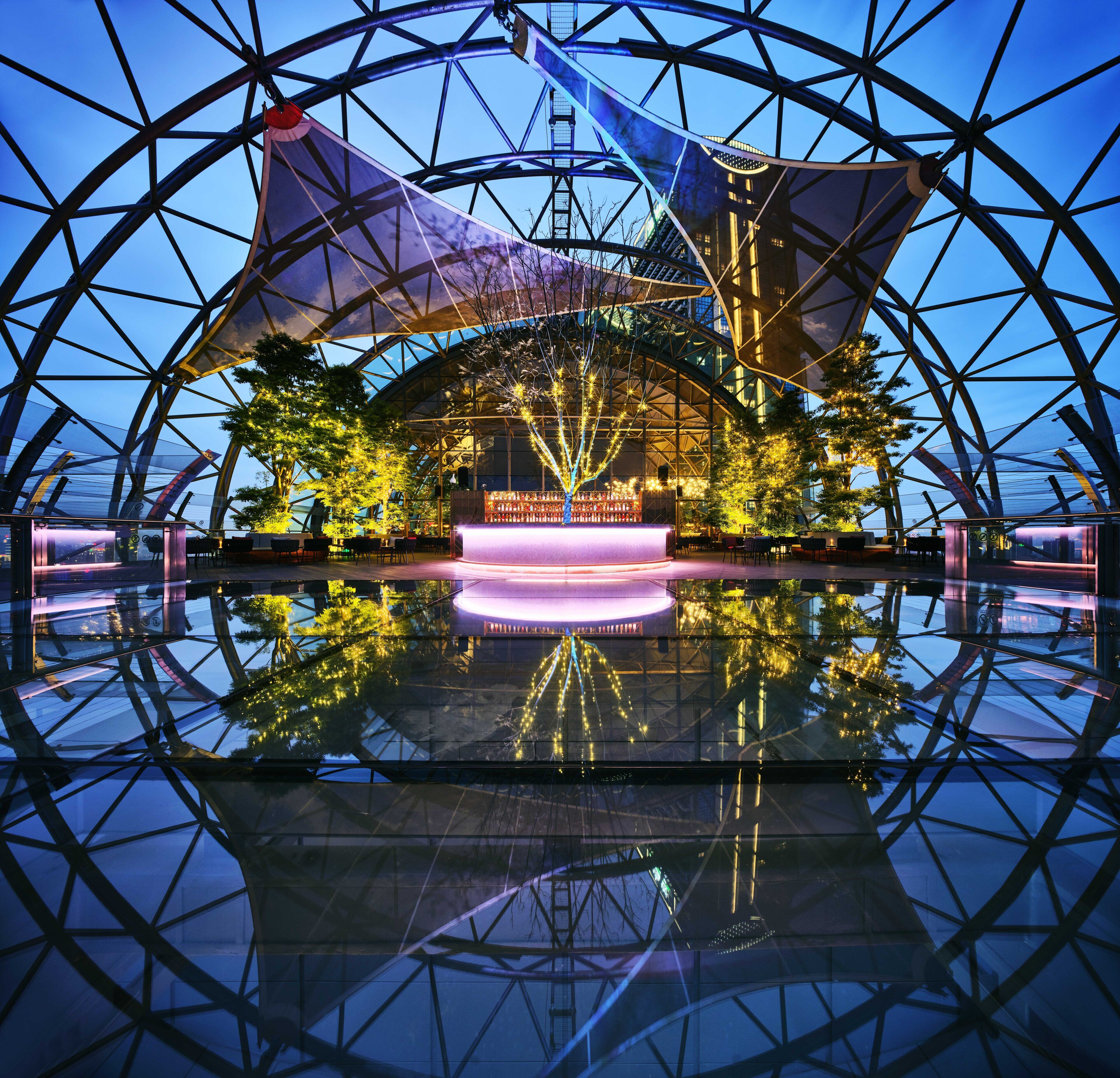 2 bars/lounges, gastropub