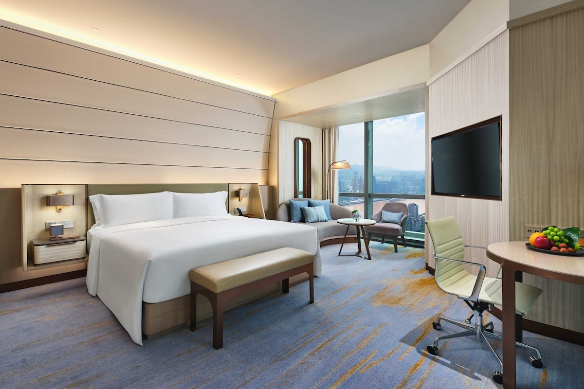 Habitación Premium, 1 cama de matrimonio grande, Acceso al salón del club, vistas al río | 1 dormitorio, edredones de plumas, minibar y caja fuerte