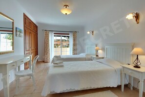 4 chambres, fer et planche à repasser, Wi-Fi gratuit, draps fournis