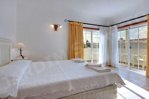 4 bedrooms, iron/ironing board, free WiFi, bed sheets