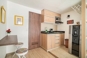 Microwave, coffee/tea maker, cookware/dishes/utensils, ice maker