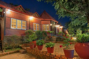 Exterior - Mountain Top Hotel (Kyaikto)