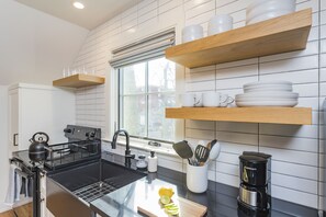 Frigorífico, microondas, horno y placa de cocina