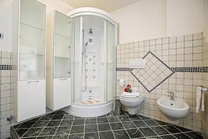 Duschwanne, Haartrockner, Bidet, Handtücher