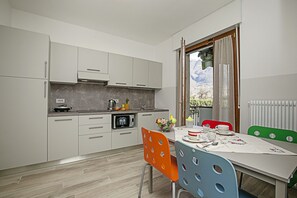 Fridge, microwave, stovetop, toaster - Bella Arco Apartment, Arco, Italy (Arco)