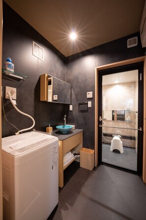 Lägenhet (103, KANAZAWA) | Badrum | Badkar/dusch, gratis toalettartiklar, hårtork och tofflor