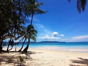 บนชายหาด, ทรายสีขาว