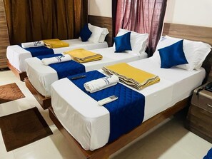 Phòng 3 Deluxe | Trang trí khác biệt, trang bị nội thất với thiết kế riêng biệt, bàn