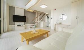 Flat-screen TV, Netflix, streaming services - Yeosu Sunset Hostel and Pension (Yeosu)