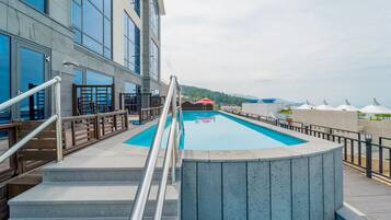 Una piscina al aire libre de temporada (de 11:00 a 21:00), sombrillas