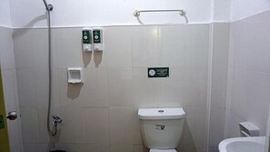 Shower, free toiletries, towels